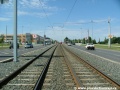 Přímý úsek tramvajové tratě zřízené klasickou konstrukcí v otevřeném svršku pokračuje k zastávkám Obora Hvězda