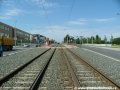 Přímý úsek tramvajové tratě tvořené otevřeným svrškem pokračuje k zastávkám Obora Hvězda.
