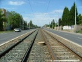 V přímém úseku tvořeném otevřeným svrškem na zvýšeném tělese ve středu vozovky Bělohorské ulice pokračuje tramvajová trať k zastávkám Malý Břevnov.