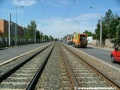 V přímém úseku tvořeném otevřeným svrškem na zvýšeném tělese ve středu vozovky Bělohorské ulice pokračuje tramvajová trať k zastávkám Malý Břevnov.