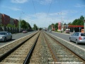 V přímém úseku tvořeném otevřeným svrškem na zvýšeném tělese ve středu vozovky Bělohorské ulice pokračuje tramvajová trať k zastávkám Malý Břevnov.