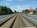 V přímém úseku tvořeném otevřeným svrškem na zvýšeném tělese ve středu vozovky Bělohorské ulice pokračuje tramvajová trať k zastávkám Malý Břevnov.