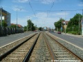 V přímém úseku tvořeném otevřeným svrškem na zvýšeném tělese ve středu vozovky Bělohorské ulice pokračuje tramvajová trať k zastávkám Malý Břevnov.