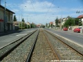 Tramvajová trať pokračuje v přímém úseku v otevřeném svršku.