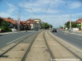 Koleje tramvajové tratě v táhlém pravém oblouku kopírují tvar Bělohorské ulice, v protisměrné koleji, která je již součástí komunikace, je k zákrytu využit asfalt pro komfortnější pojíždění automobily.