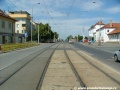 Obě koleje se dostávají do úrovně komunikace, a proto i v koleji z centra na úrovni vyústění Thumovy ulice končí zádlažbové panely.