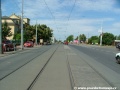 Přímý úsek tramvajové tratě v úrovni komunikace ve středu Bělohorské ulice míří ke smyčce Bílá Hora.