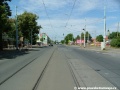 Přímý úsek tramvajové tratě v úrovni komunikace ve středu Bělohorské ulice míří ke smyčce Bílá Hora.