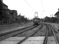 Vůz T3 neznámého ev.č. vypravený na linku 2 projíždí rekonstruovaným úsekem tramvajové tratě v Bělohorské ulici ke smyčce Bílá Hora. | 1975