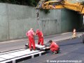 Zaměstnanci Dopravního podniku pokládají podle dříve vytyčených hřebů nově přivezené panely BKV typu VL8 | Táborská ulice 15.7.2006