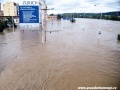 Vltavská voda během kulminace opustila své koryto a vydává se nejen v trase tramvajové tratě na Bubenském nábřeží, z níž jsou vidět jen stožáry trolejového vedení.... | 14.8.2002