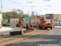Fotogalerii začneme likvidací původního kolejového svršku tvořeného panely BKV. Již po několika hodinách od zahájení výluky byly pryč kolejnice a velkoplošné panely oblouku k Pražské tržnici! | 30.4.2011