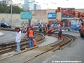 Navážení kolejnic na betonové pražce Rheda City dozorují také němečtí kolegové. | 2.5.2011