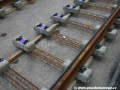Detailní pohled na podložený částečně smontovaný kolejový rošt. Dřevěné hranoly se před betonáží samozřejmě vyndají. | 2.5.2011