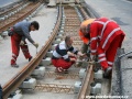 Montáž kolejového styku po návozu kolejnic. | 2.5.2011