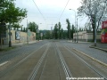 Tramvajová trať míří přímým úsekem ulice Komunardů k oblouku na Bubenské nábřeží.