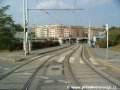 Pravý oblouk přes jízdní pruhy automobilů převádí tramvajovou trať do prostoru terminálu Vltavská, po jeho překonání tramvajové koleje pokračují před zastávky Vltavská v táhlém levém oblouku.