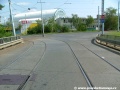 Bezprostředně za smyčkou Ústřední dílny Dopravního podniku se na nadjezdu Černokostelecké ulice tramvajová trať stáčí v levém oblouku.