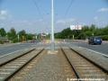Před protisměrnými zastávkami Na Homoli se tramvajová trať dostává do středu protisměrných vozovek Černokostelecké ulice.