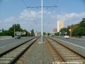 Tramvajová trať v otevřeném svršku překračuje na mostě kolejiště nádraží Praha-Malešice.