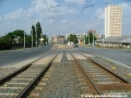 Tramvajová trať klesá ve středu Černokostelecké ulice k protisměrným zastávkám Černokostelecká, před zastávkami je zřízen úrovňový přejezd pro automobily.