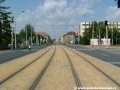 Tramvajová trať se následně napřimuje, nic to však nemění na tom, že jí i nadále kryje žlutá betonová dlažba.