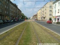 Zatravněný úsek tramvajové tratě před zastávkami Nové Strašnice.