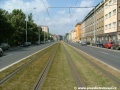 Přímý úsek zatravněné tramvajové tratě ve středu Černokostelecké ulice.