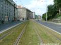 Poslední část zatravněného tramvajového tělesa v Černokostelecké ulici.