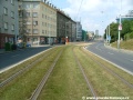 Tramvajová trať se stáčí v pravém oblouku k prostoru protisměrné zastávky Vinice.