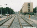 Dočasně provozovaná tramvajová trať v úseku smyčka Černokostelecká - křižovatka Vinice v podobě otevřeného svršku. | 21.9.2002