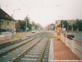 Dočasně provozovaná tramvajová trať v úseku smyčka Ústřední dílny DP - smyčka Černokostelecká s nedokončenou povrchovou úpravou přechodů a přejezdů přes otevřený svršek. | 27.9.2001