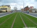I před zastávkou Ocelářská kryje tramvajovou trať travnatý koberec.