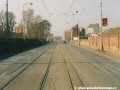 Po levé straně Českomoravské ulice byla umístěna zeď, dělící jí od výtažné koleje nádraží Praha - Libeň. | 22.2.2003
