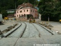 Nové koleje již leží i v místě, kde byla zachovávána jediná část původního svršku pro umožnění přejezdu automobilů. | 28.7.2004