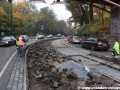 Odstraňování dlažby v koleji z centra pod křižovatkou Chotkovy sady. | 24.10.2012
