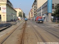 Demontáž původní konstrukce tramvajové tratě zřízené velkoplošnými panely BKV v Dělnické ulici. | 27.7.2012