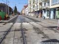 Dokončování rekonstrukce tramvajové tratě mezi ulicemi Jankovcova a Na Maninách metodou w-tram s pokládkou posledních vrstev vozovky. | 17.8.2012