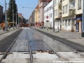 Dokončování rekonstrukce tramvajové tratě mezi ulicemi Jankovcova a Na Maninách metodou w-tram s pokládkou posledních vrstev vozovky. | 17.8.2012