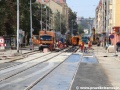 Dokončování rekonstrukce tramvajové tratě mezi ulicemi Jankovcova a Na Maninách metodou w-tram s pokládkou posledních vrstev vozovky. | 17.8.2012