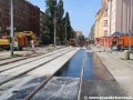 Dokončování rekonstrukce tramvajové tratě mezi ulicemi Jankovcova a Na Maninách metodou w-tram s pokládkou posledních vrstev vozovky. | 17.8.2012