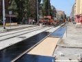 Dokončování rekonstrukce tramvajové tratě mezi ulicemi Jankovcova a Na Maninách metodou w-tram s pokládkou posledních vrstev vozovky. | 17.8.2012