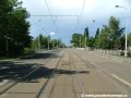 Tramvajová trať tvořená velkoplošnými panely BKV míří k mostnímu objektu nad Voctářovou ulicí