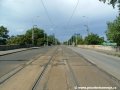 Tramvajová trať vedená po mostovce Libeňského mostu pokračuje ke stejnojmenným zastávkám