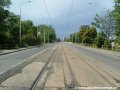 Tramvajová trať zřízená velkoplošnými panely BKV  pokračuje na mohutném náspu k druhé části Libeňského mostu