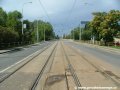 Tramvajová trať zřízená velkoplošnými panely BKV  pokračuje na mohutném náspu k druhé části Libeňského mostu