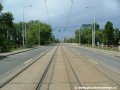 Tramvajová trať zřízená velkoplošnými panely BKV  pokračuje na mohutném náspu k druhé části Libeňského mostu
