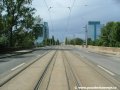 V přímém úseku pokračuje tramvajová trať po mostovce Libeňského mostu
