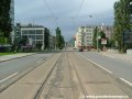 Na holešovickém předmostí Libeňského mostu se tramvajová trať stáčí protioblouky v kombinaci pravý - levý do středu Dělnické ulice