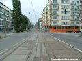 V křižovatce s Jankovcovou ulicí se tramvajová trať stočí levým obloukem do středu vozovky Dělnické ulice, jíž bude dále pokračovat